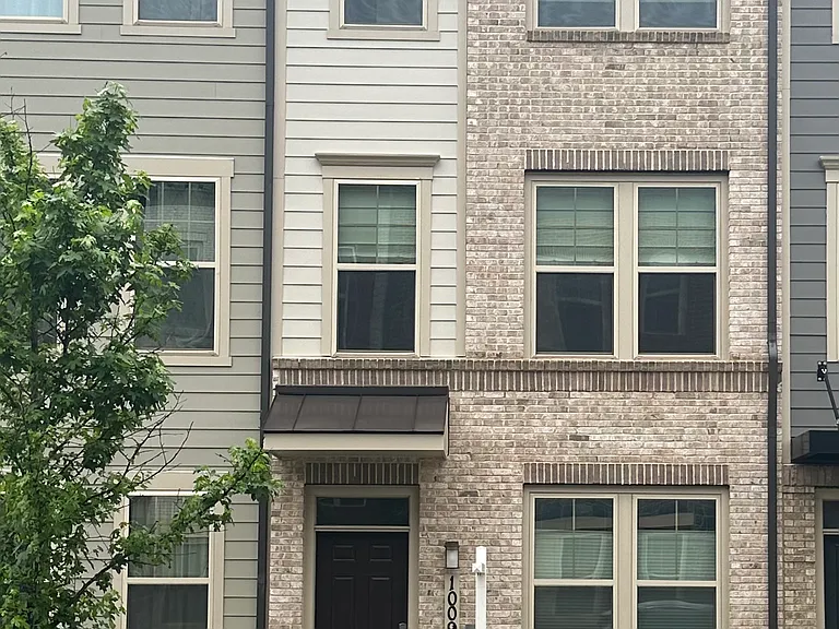 1009 Rockwell Ave — Photo 2