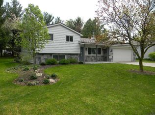 9225 Little Farm Dr, White Lake, MI 48386
