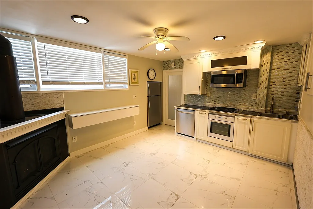 1 bed, 1.0 bath, 400 sqft, $2,350 — Photo 1