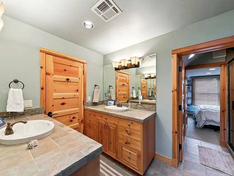 458 Center St — Photo 38