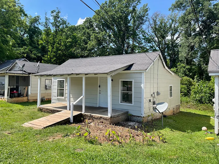 213 Cedar St — Photo 1