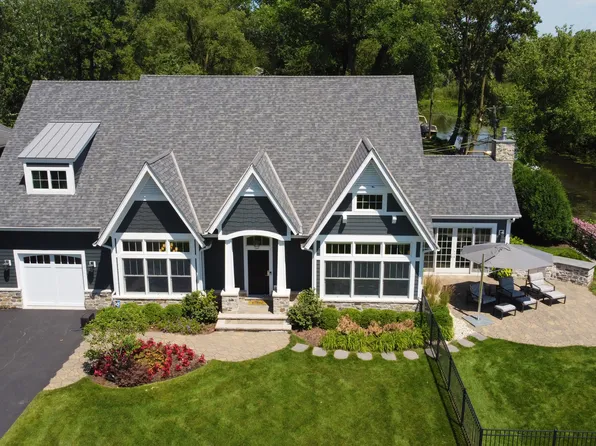 827 Edgewater Pkwy, Wauconda, IL 60084