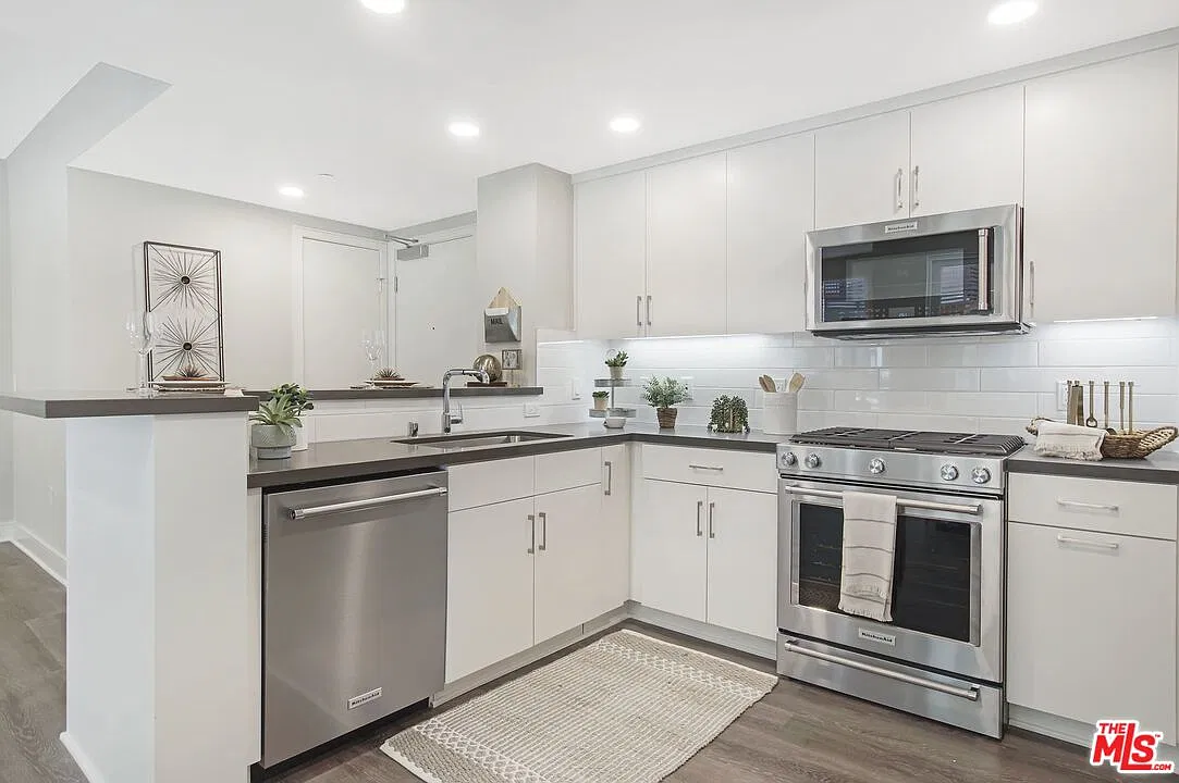 3 bed, 2.0 bath, 1306 sqft, $6,995 — Photo 4
