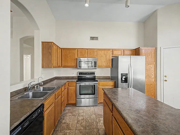 7435 W Louise Dr — Photo 9