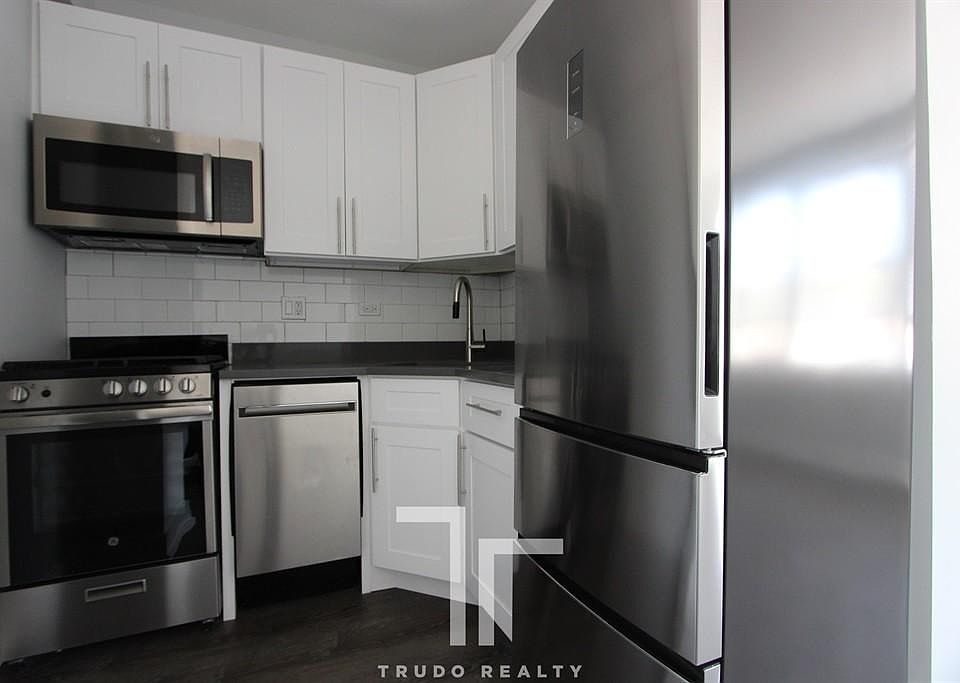 1st image of 1521-1 W Sherwin Ave #404