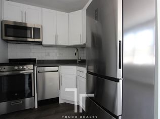 1521-1 W Sherwin Ave #404, Chicago, IL 60626