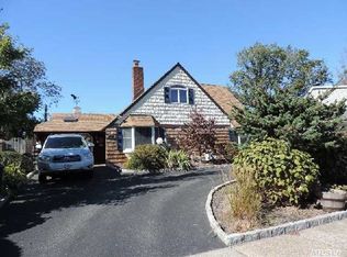 70 Palm Ln, Westbury, NY 11590