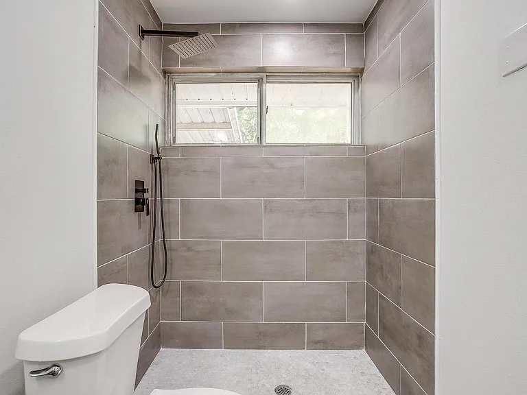 802 Sutton Ct — Photo 24
