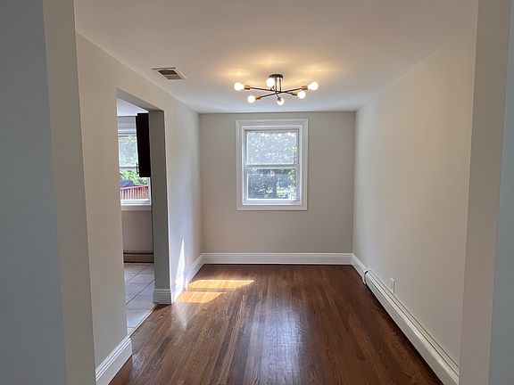 3rd image of 386 Lawton Ave