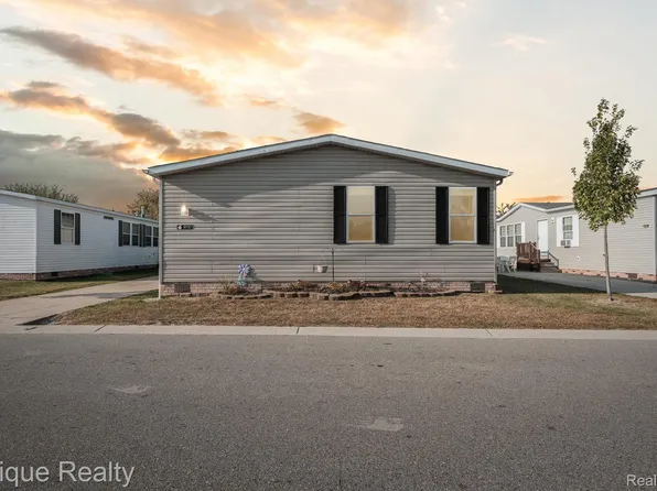 9757 Townsquare Blvd, Fenton, MI 48430