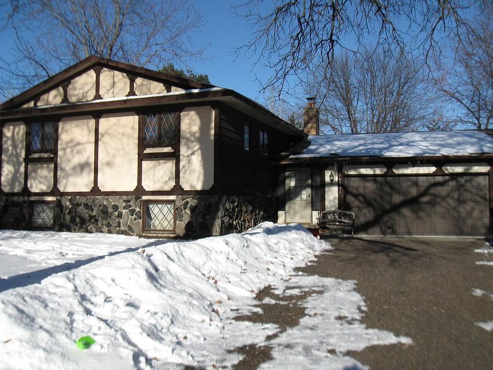 1st image of 18931 Vickers St NE