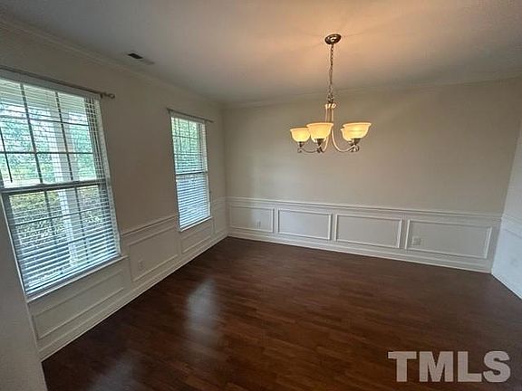 3rd image of 33 Oak Alley Trl