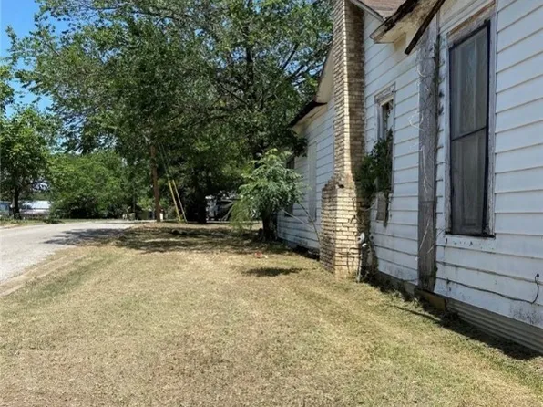 1430 N Hamilton St, Gonzales, TX 78629