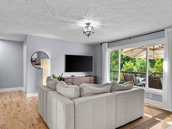 4th image of 7128 S Whispering Hills Dr