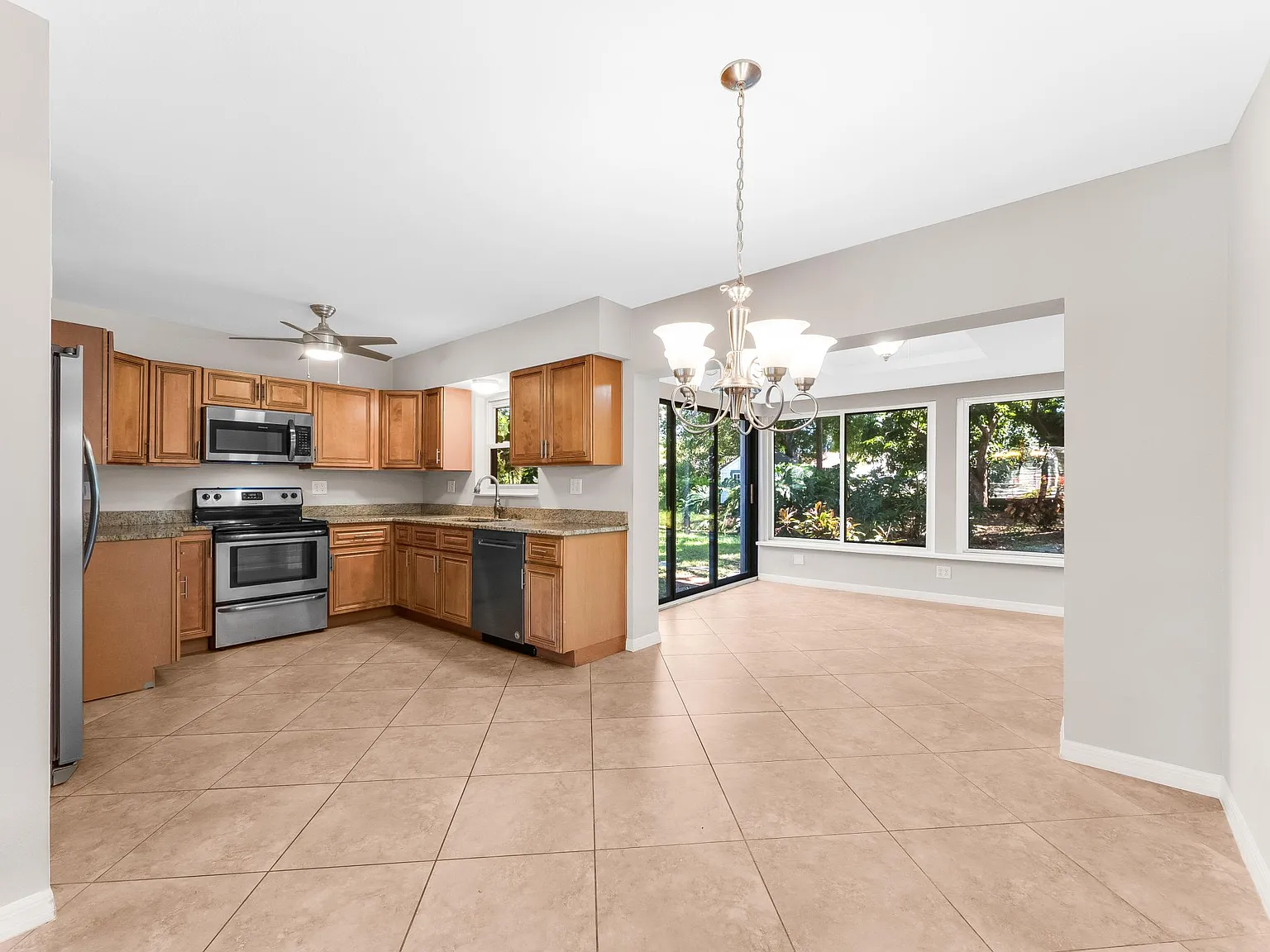 2250 Bougainvillea St — Photo 2