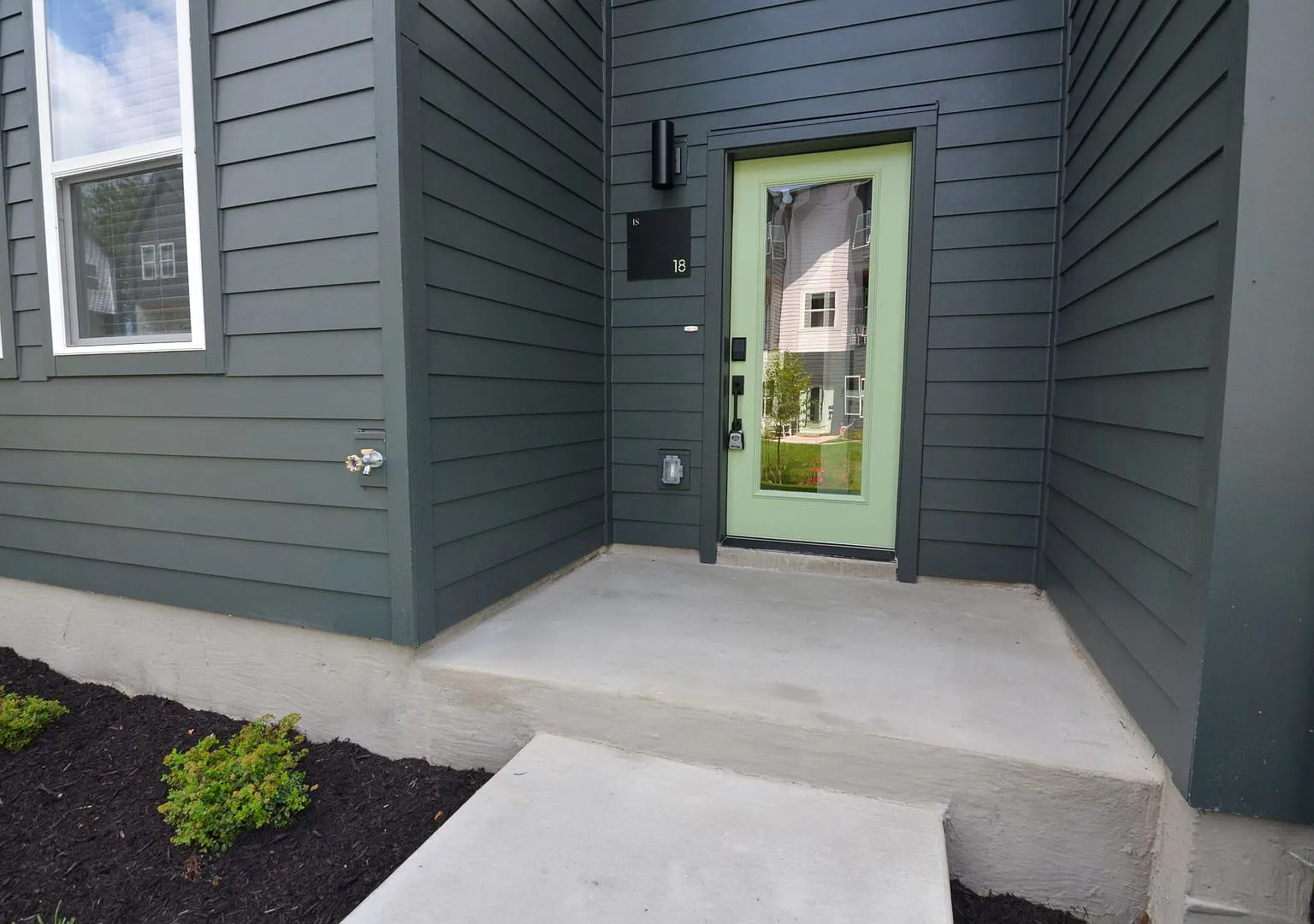 550 Markham St — Photo 2