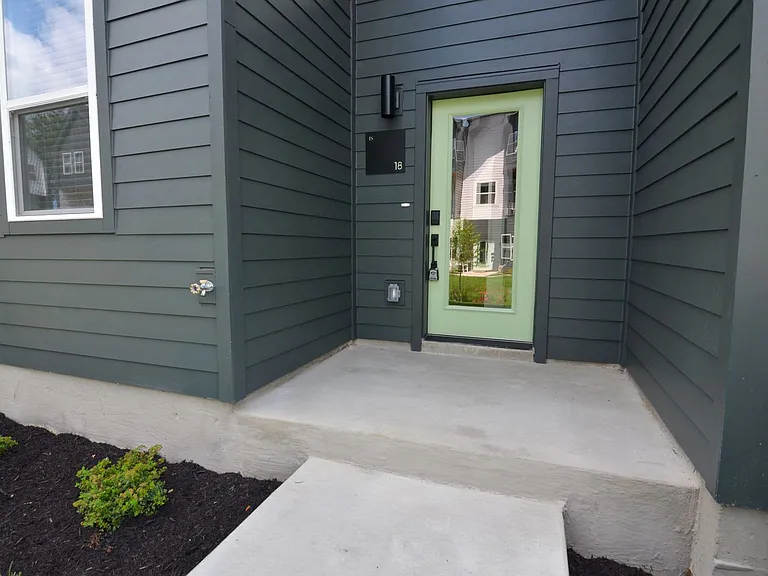 550 Markham St #18 — Photo 2