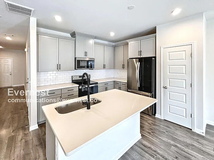 329 Victoria Dr — Photo 2