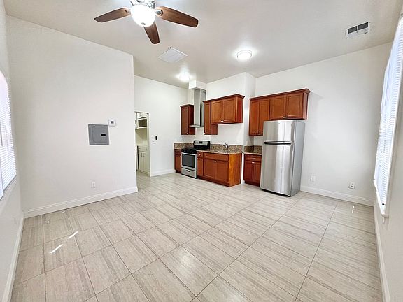5th image of 814 23rd St APT 6