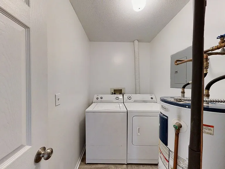 Newly Renovated 3 Bedrooms! — Photo 11