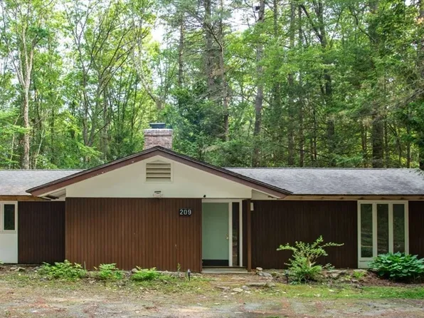 209 N Valley Rd, Pelham, MA 01002