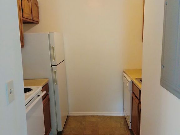 3rd image of 1059 Main St APT 2C