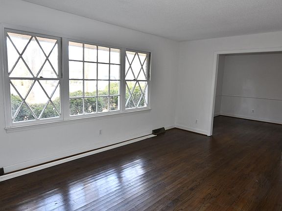 3rd image of 206 Edgewood Dr