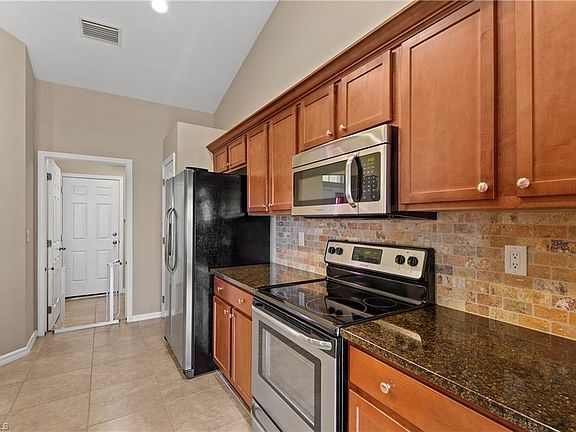 4th image of 1106 NE 4th Pl