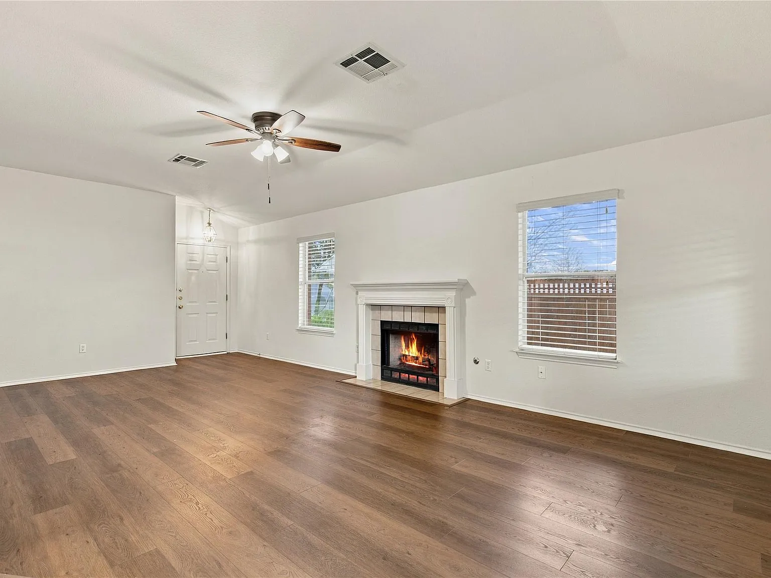 3 bed, 2.0 bath, 1328 sqft, $2,225 — Photo 3