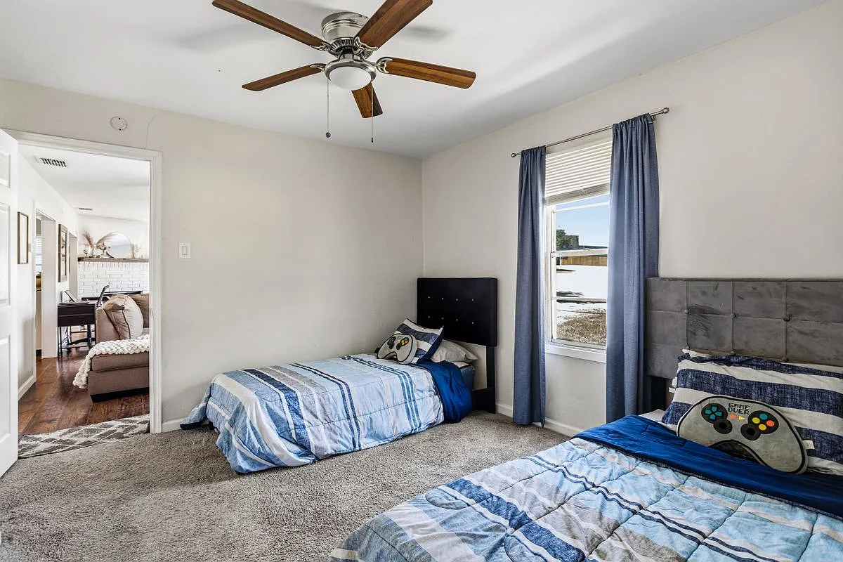 4 bed, 1.0 bath, 1738 sqft, $2,250 — Photo 3
