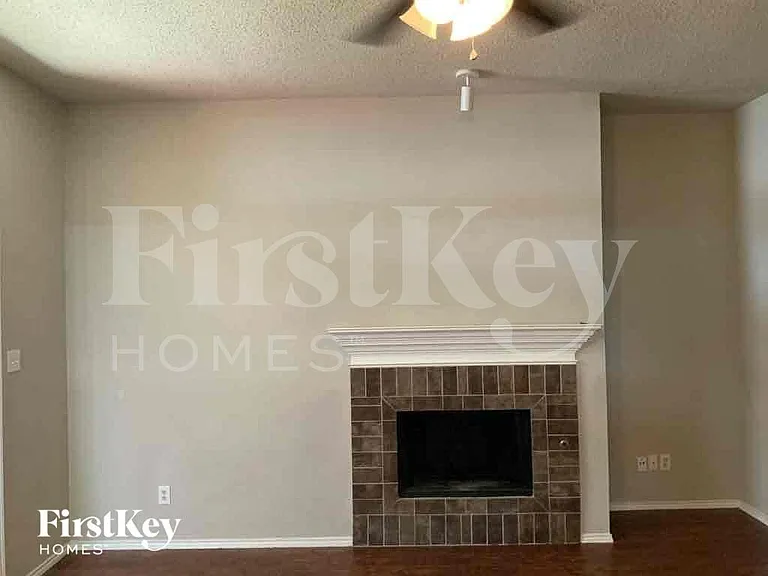 1933 Cochran Dr — Photo 5