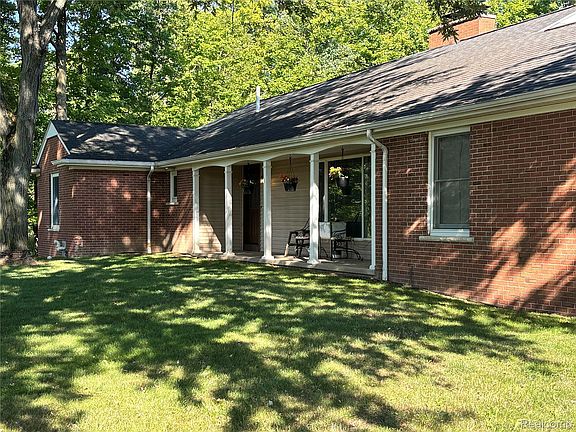 4th image of 830 W Gilford Rd