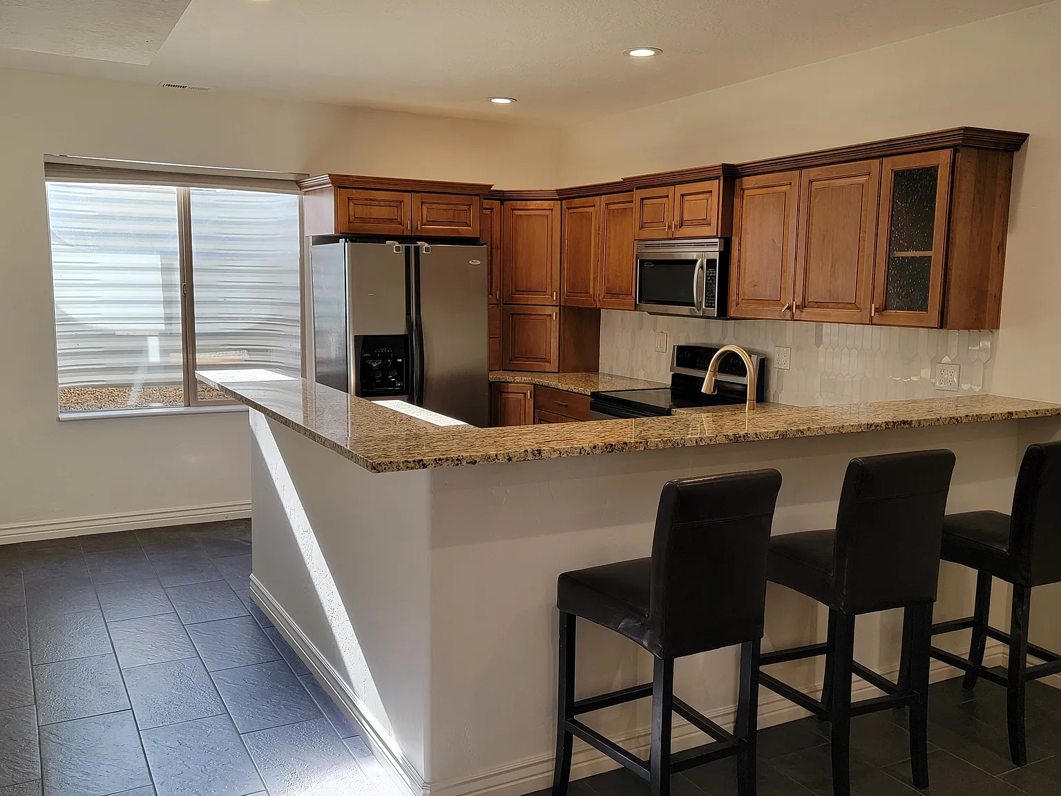 2 bed, 1010 sqft, $1,750 — Photo 3