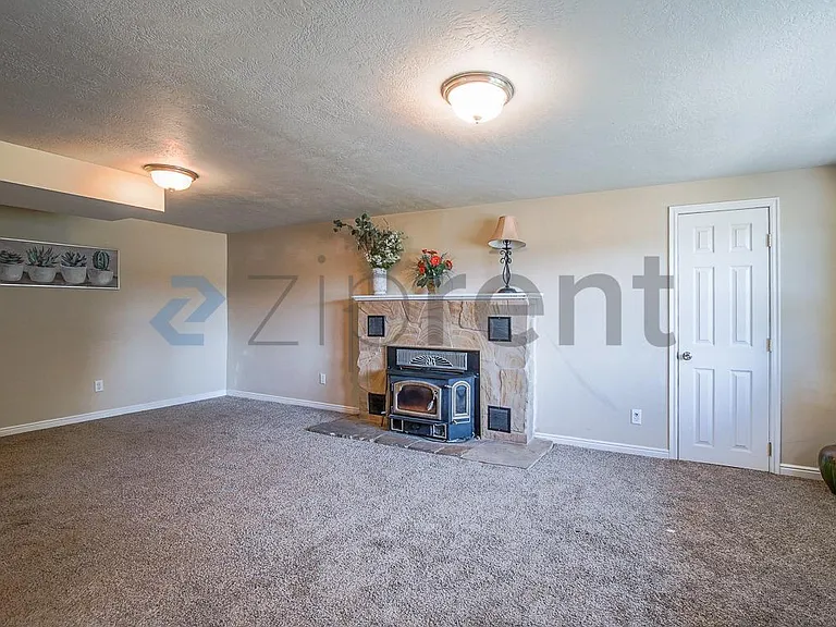 696 N Center St — Photo 21