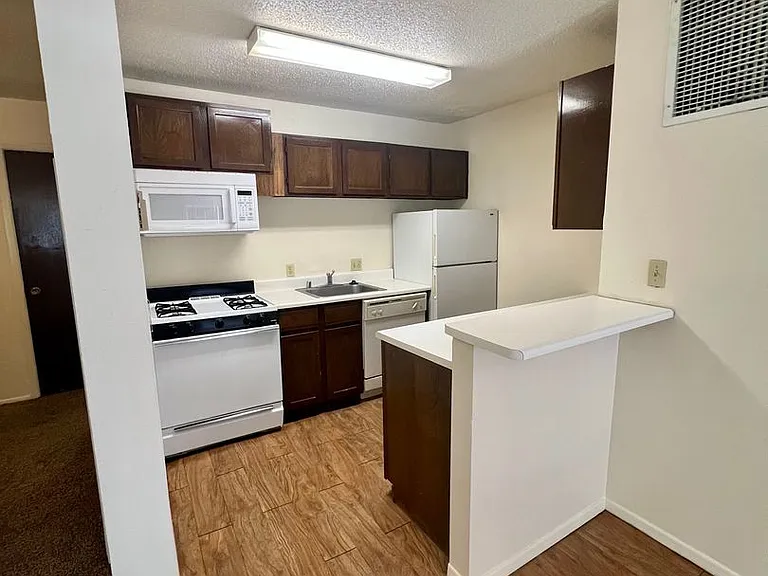 Hilltop House Apartments — Photo 16