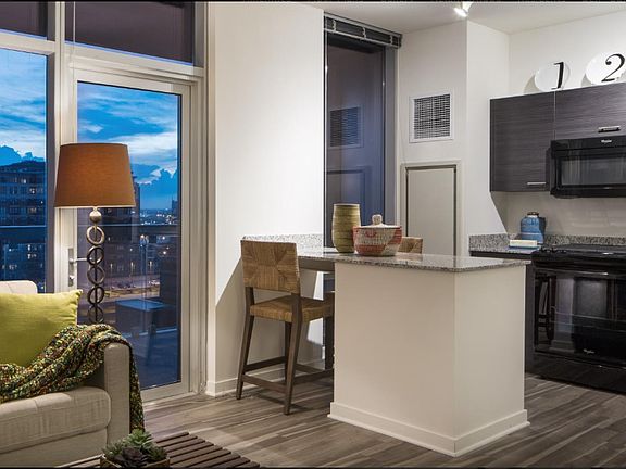 5th image of 810 N La Salle Dr #412