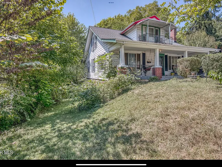 1005 Baxter St N — Photo 1