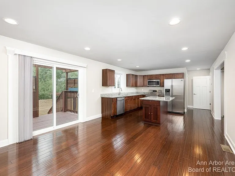 2 Maple Village Ct — Photo 6
