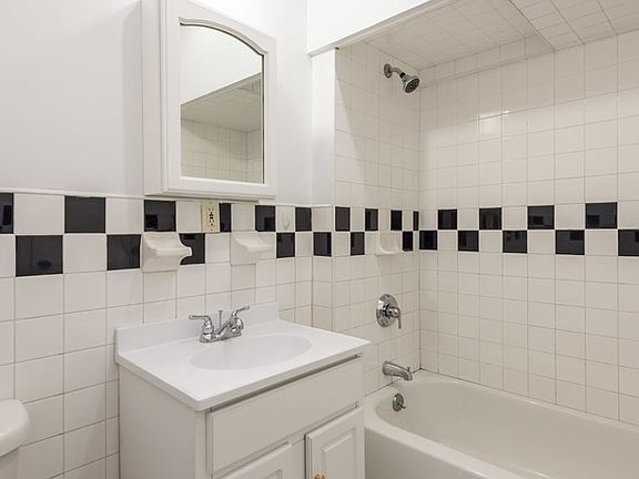 3rd image of 175 Stockholm St