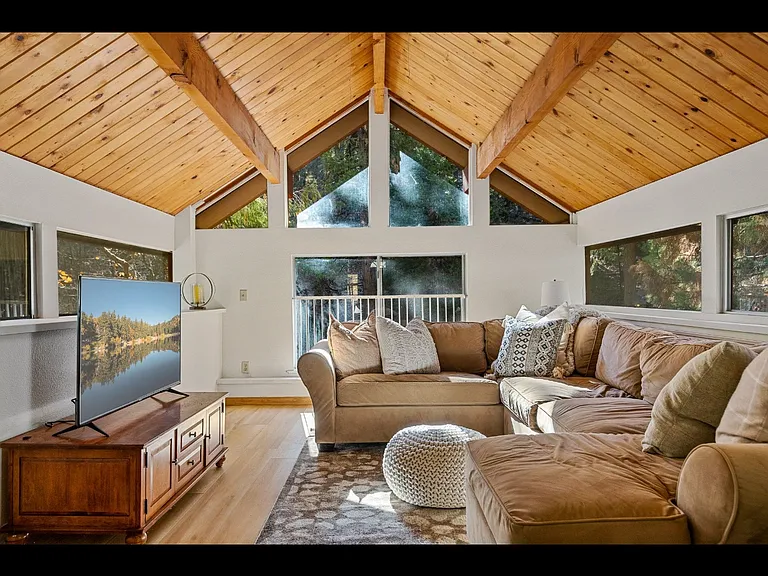 459 Clubhouse Dr — Photo 3