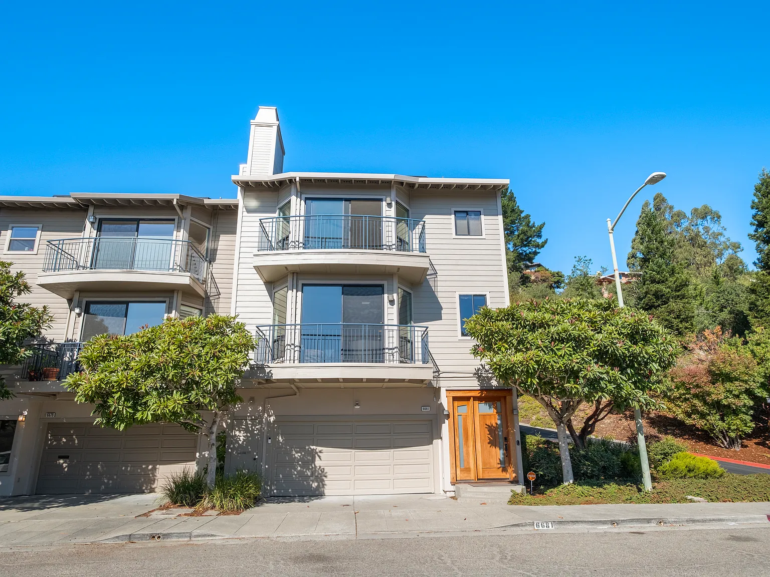 6681 Charing Cross Rd — Photo 3