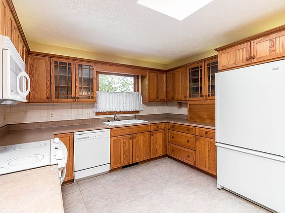 3rd image of 501 S Pinehurst Ln