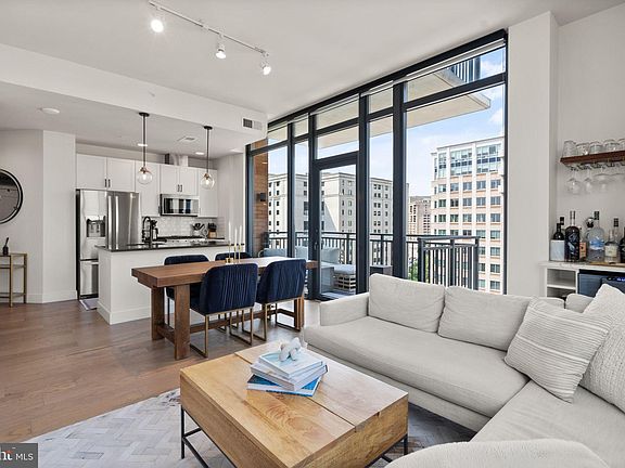 3rd image of 2000 Clarendon Blvd #1002