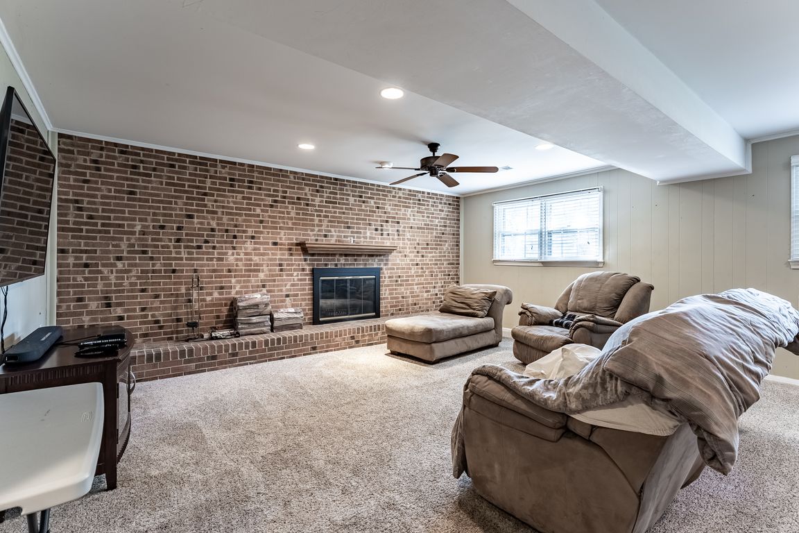 Family Room 2-2
