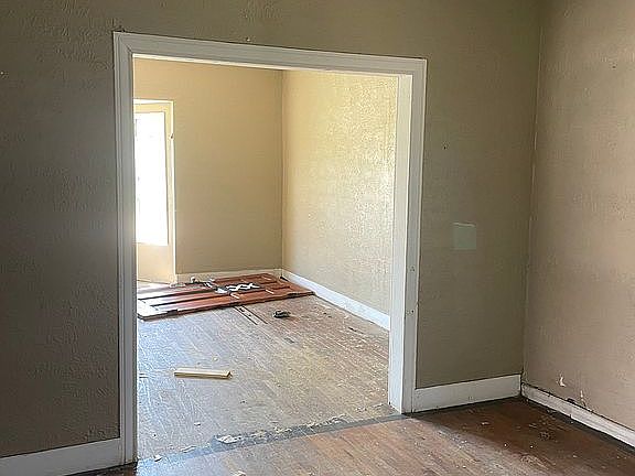 4th image of 430 E Ella Ave
