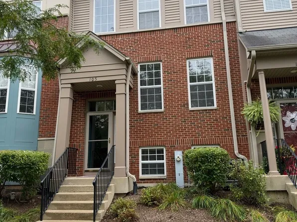 105 Station Park Cir, Grayslake, IL 60030
