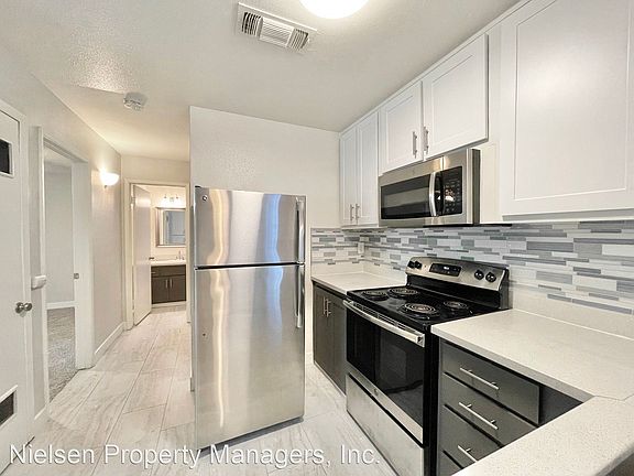 3rd image of 1421 D St APT 13