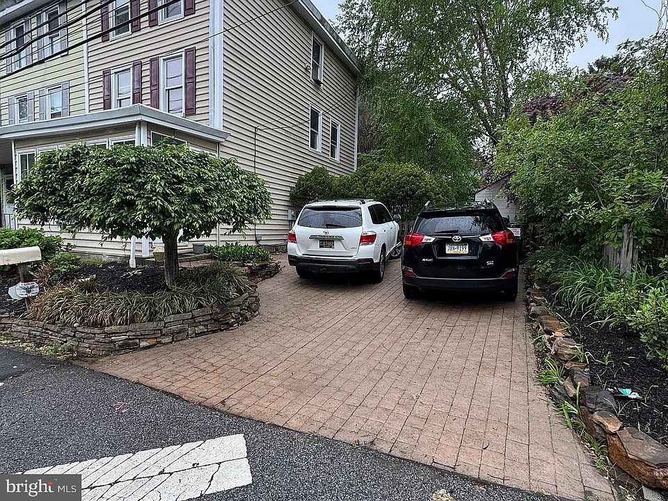 1st image of 113 W Brookhaven Rd