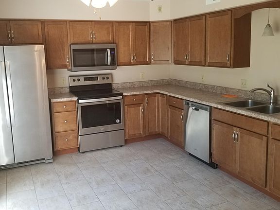 Kitchen - New flooring, cabinets & appliances (15'6" x 10'8")