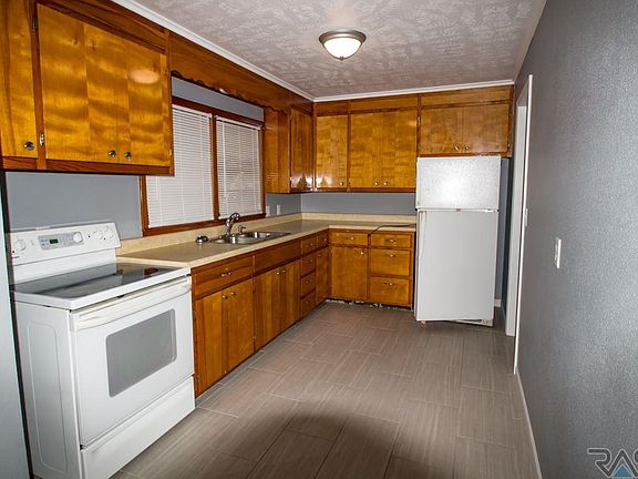 2nd image of 207 N Oaks Ave